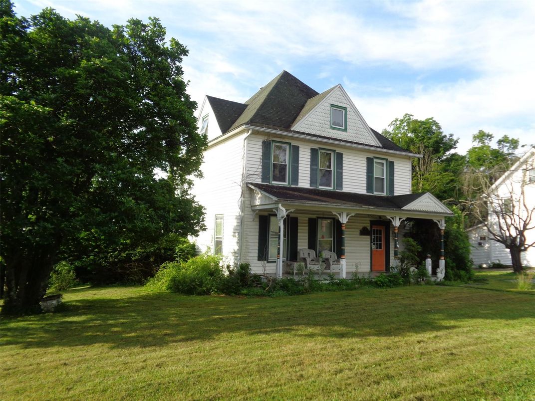 Backyard, Exterior, Facade, Queen Anne Victorian