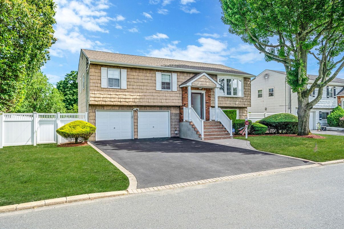 Attached, Exterior, Facade, Raised Ranch