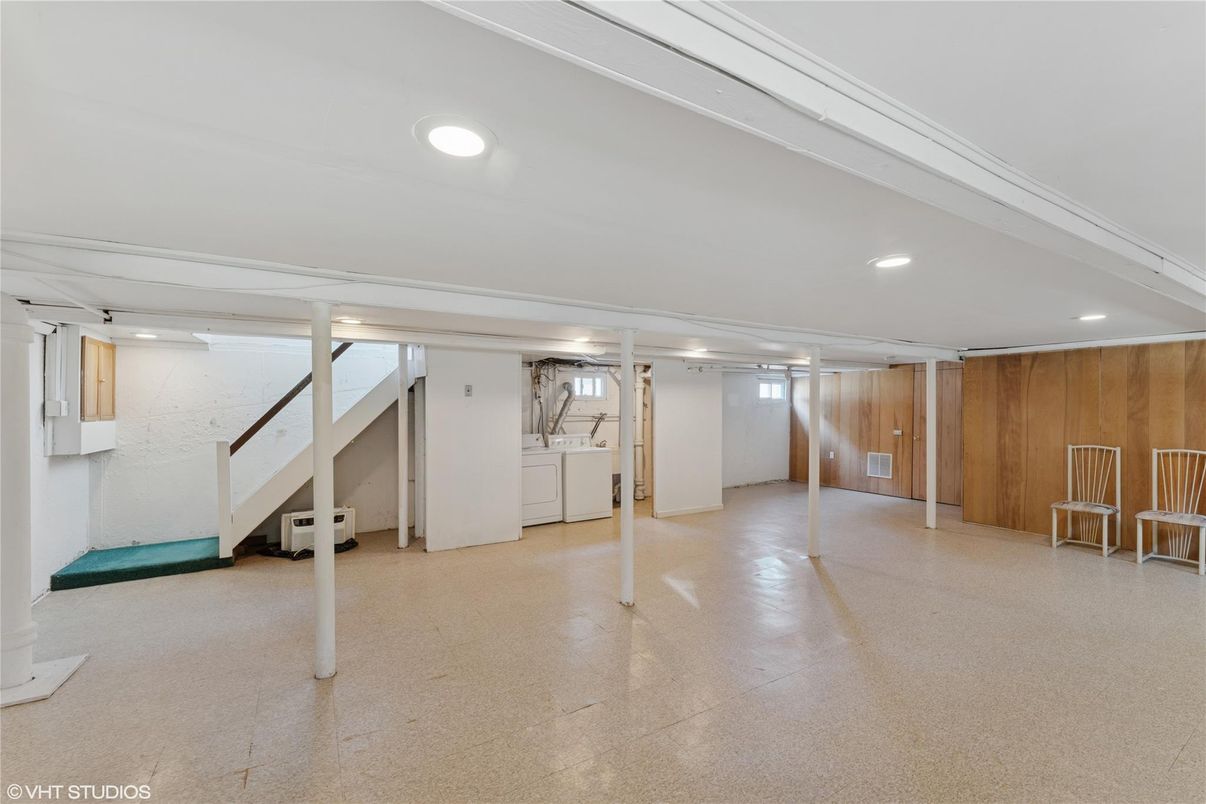 Empty room, Interior, Recessed Lighting, Wooden Walls