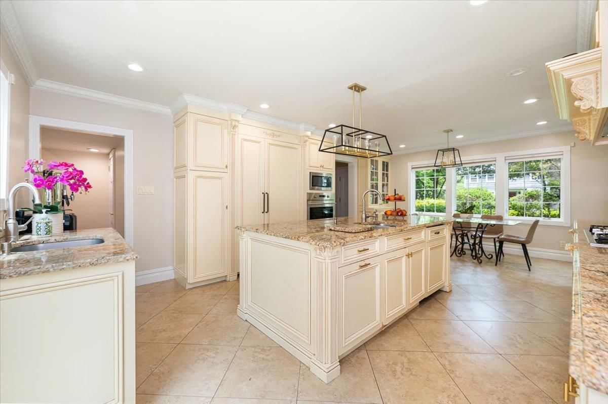 Chandelier, Dining room, Interior, Kitchen, Pendant Lights, Recessed Lighting, Stainless Steel Appliances