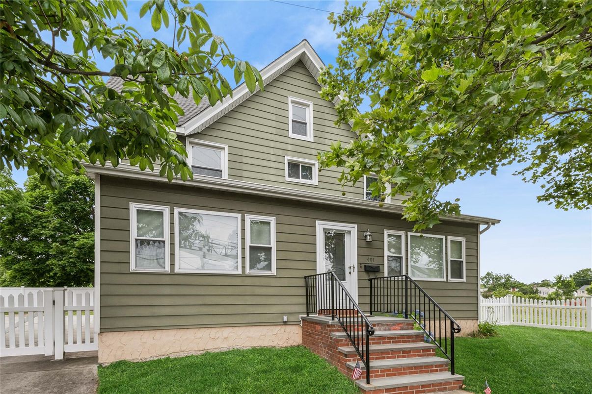 Exterior, Facade, Queen Anne Victorian
