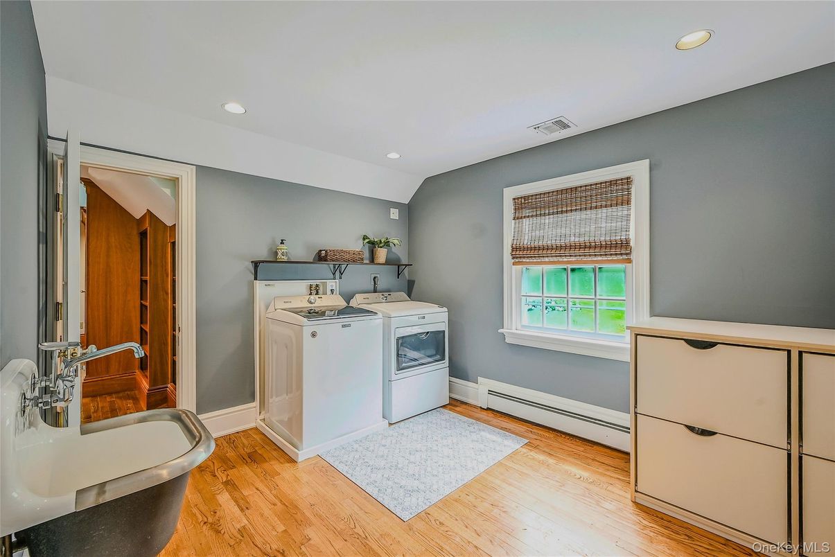 Interior, Recessed Lighting, Washer, Wood Texture Flooring