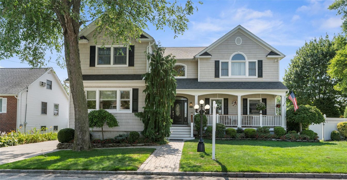Exterior, Facade, Queen Anne Victorian