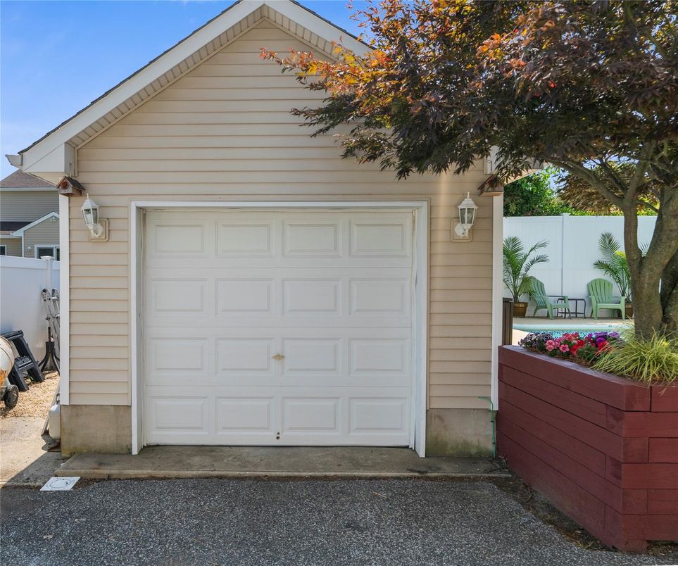 Detached Garage, Exterior