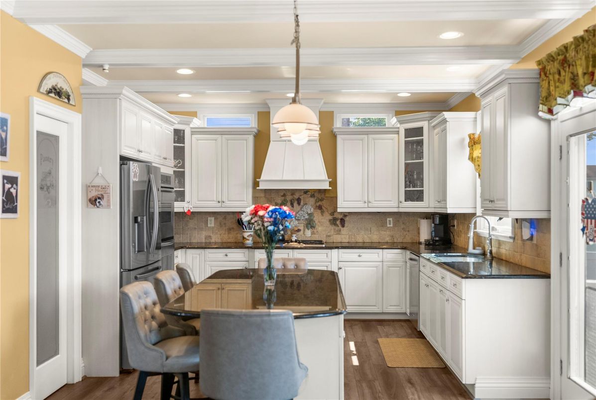 Dining room, Interior, Kitchen, Pendant Lights, Recessed Lighting, Stainless Steel Appliances, Wood Texture Flooring