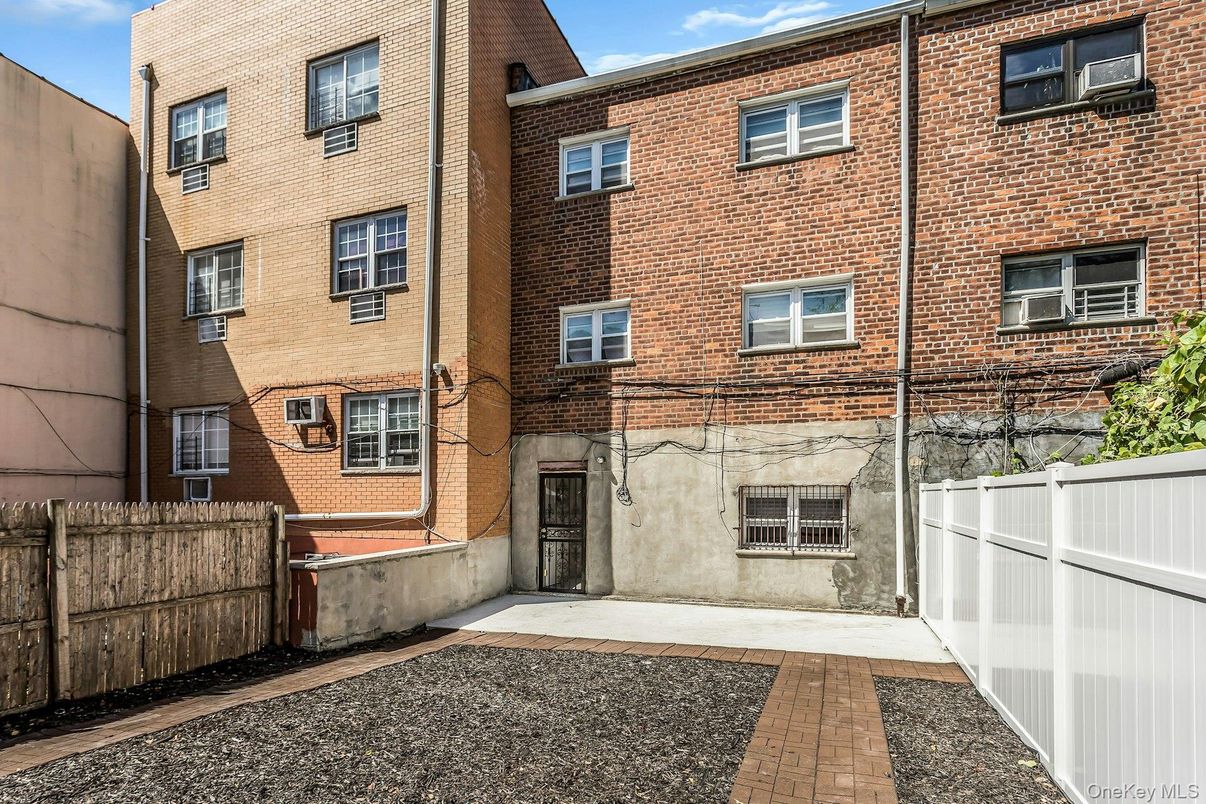 Exterior, Facade, Brick Facade, Rowhouse