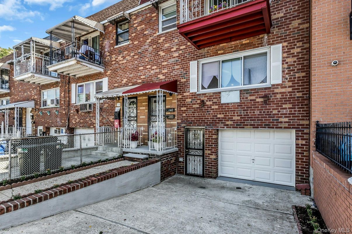 Attached, Exterior, Facade, Brick Facade, Rowhouse