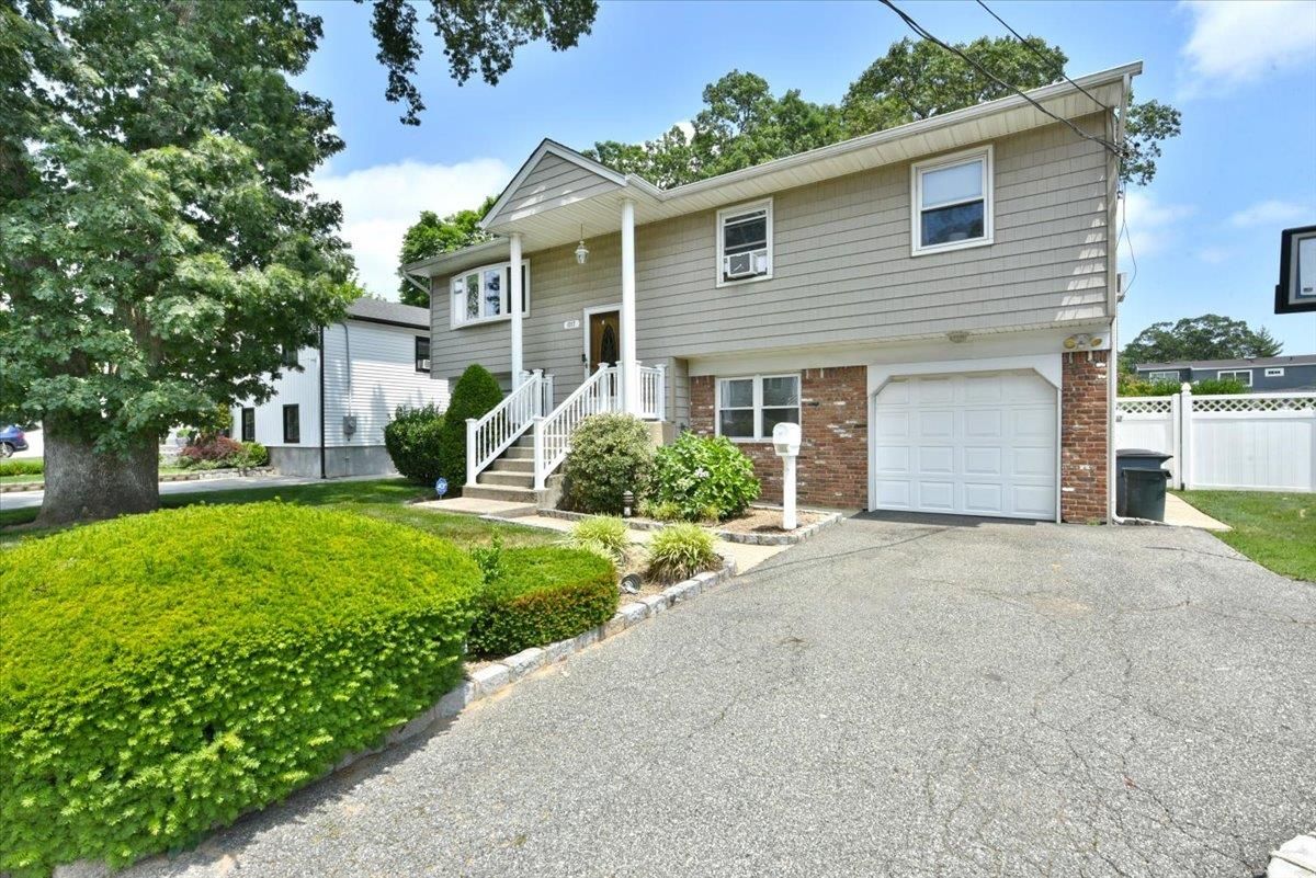 Attached, Exterior, Facade, Brick Facade, Raised Ranch