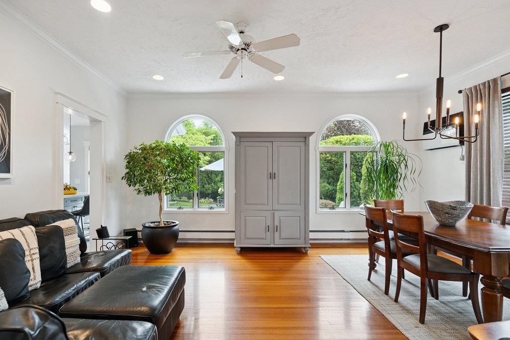 Chandelier, Dining room, Interior, Recessed Lighting, Wood Texture Flooring