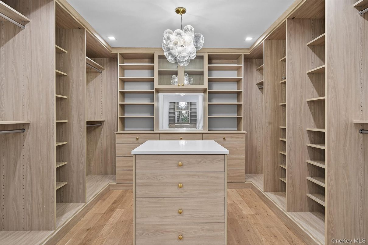 Interior, Pendant Lights, Recessed Lighting, Walk-in Closets, Wood Texture Flooring
