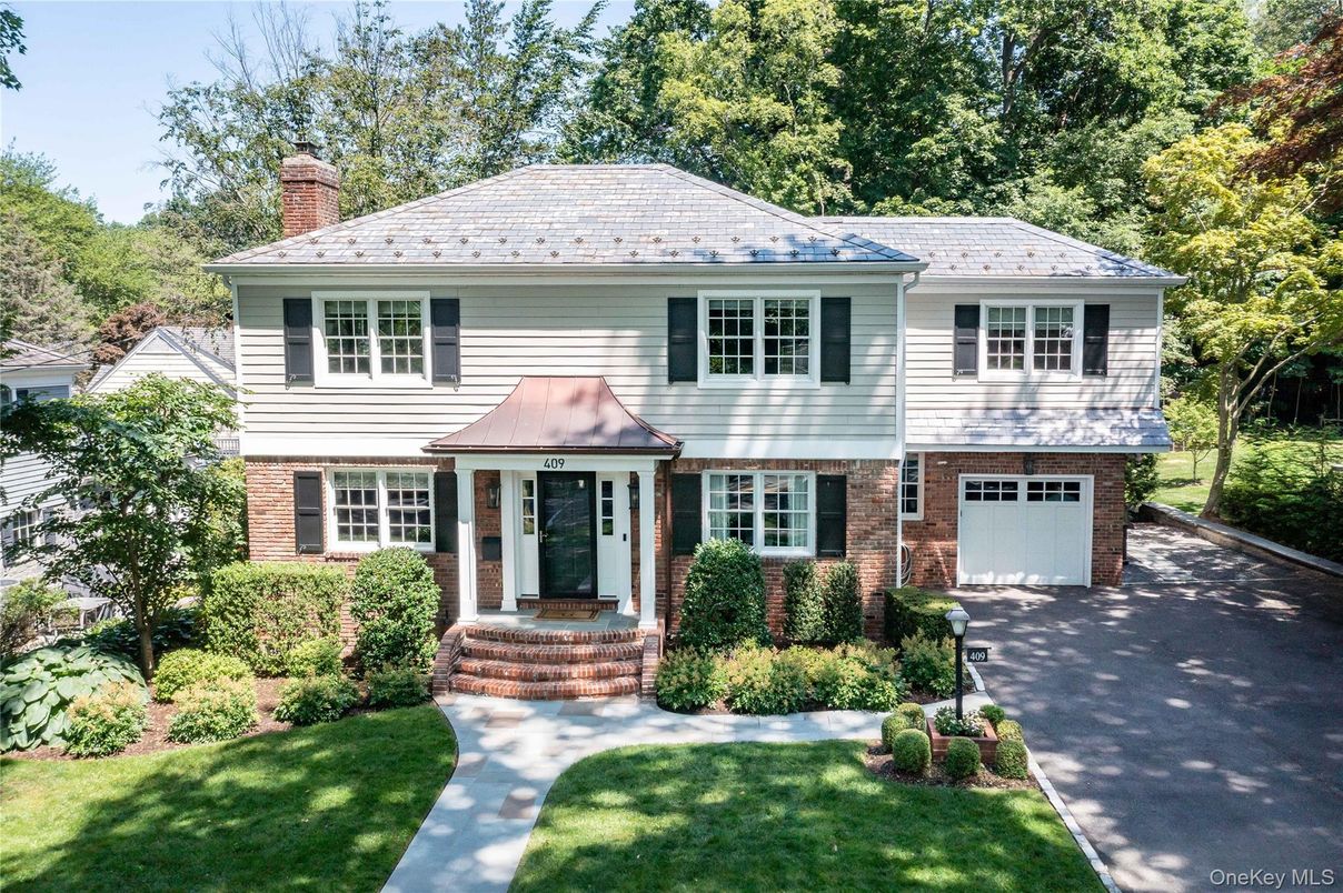 Attached, Exterior, Facade, Brick Facade, Raised Ranch
