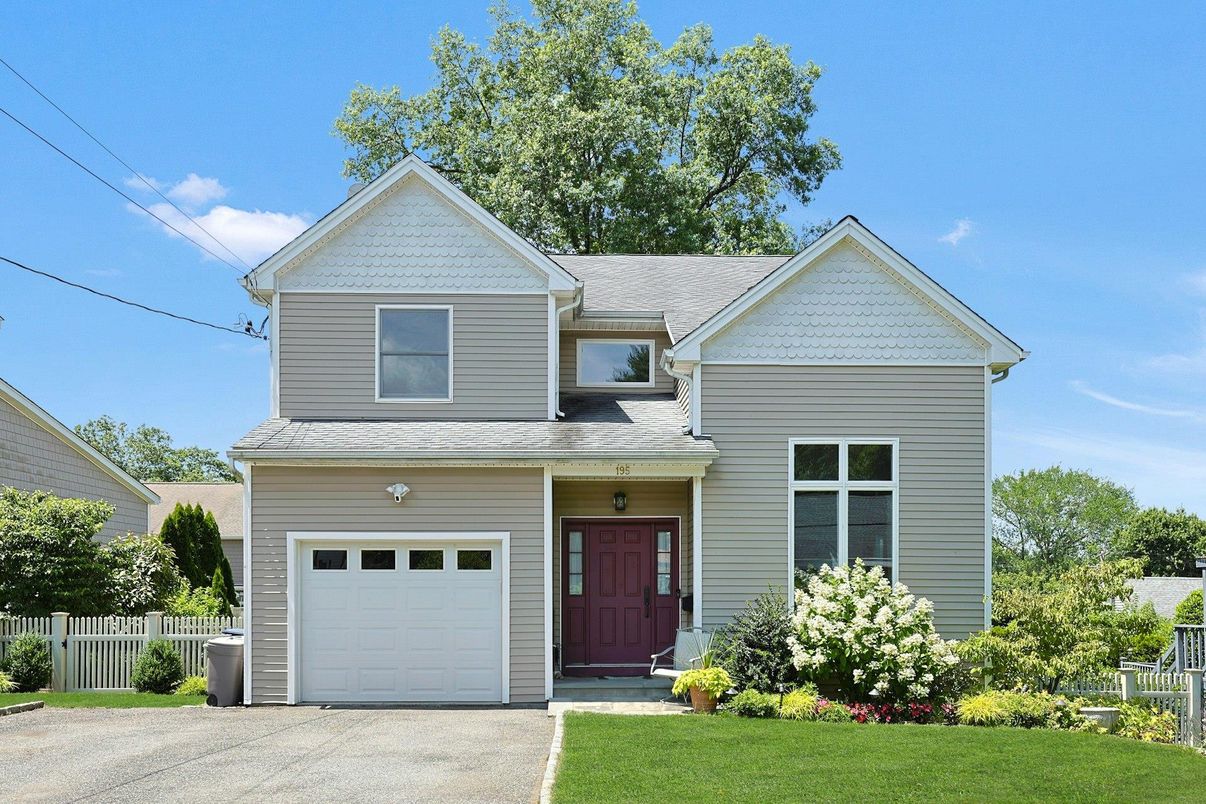 Attached, Exterior, Facade, Farmhouse