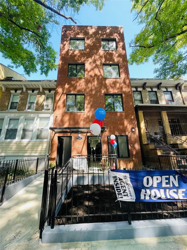 Exterior, Facade, Brick Facade, Rowhouse