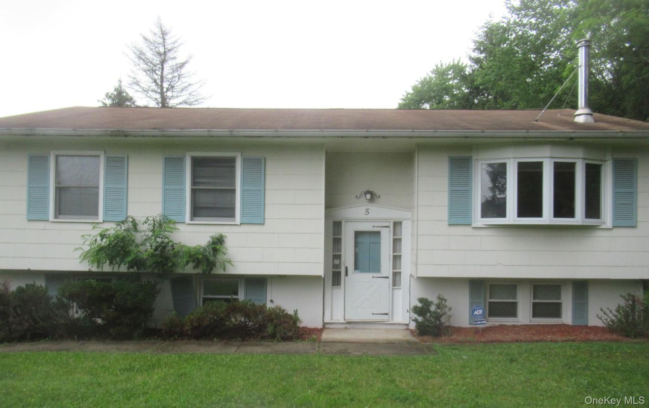 Exterior, Facade, Raised Ranch