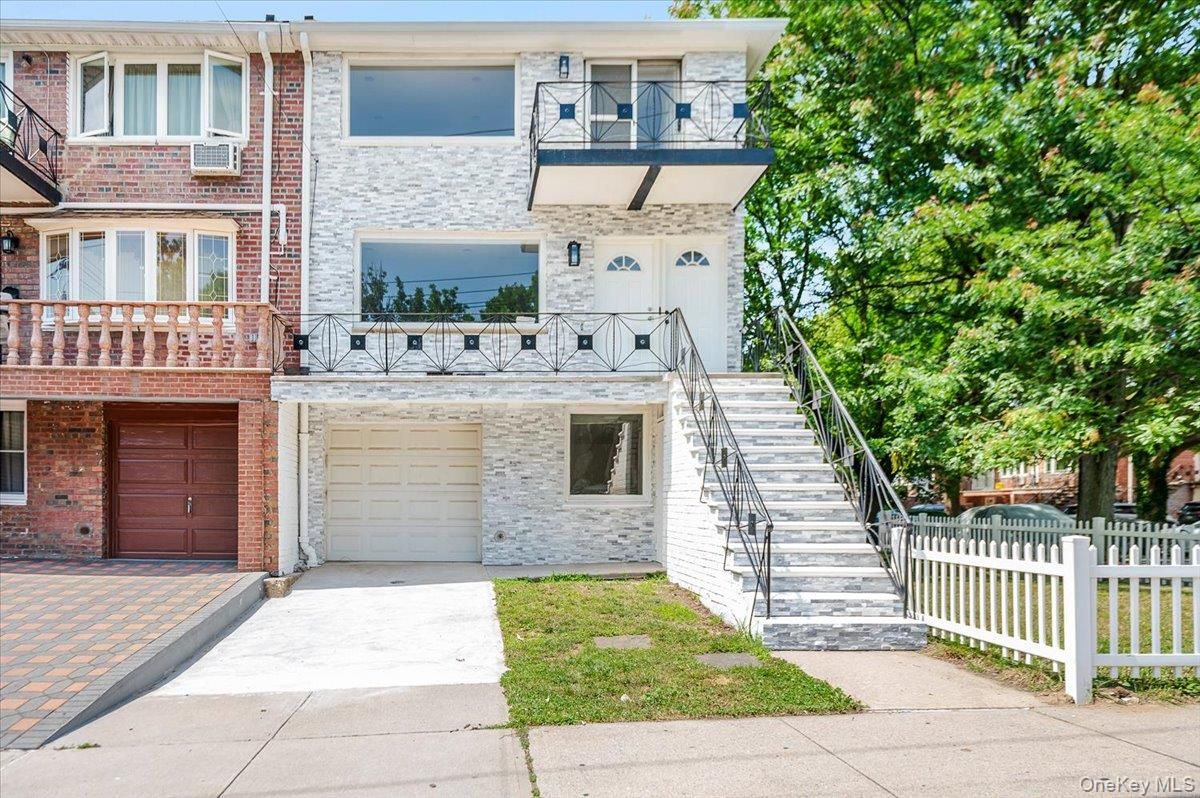Attached, Exterior, Facade, Brick Facade, Rowhouse