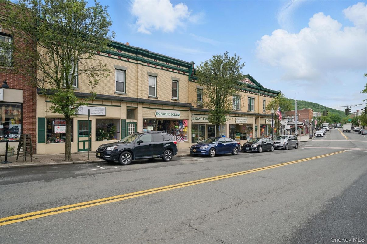 Exterior, Facade, Rowhouse