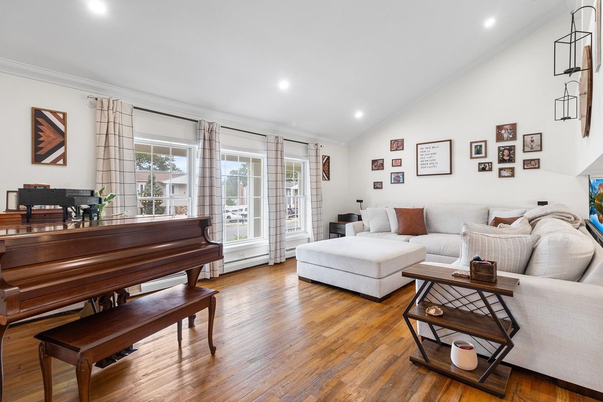 Interior, Living room, Piano, Recessed Lighting, Wood Texture Flooring