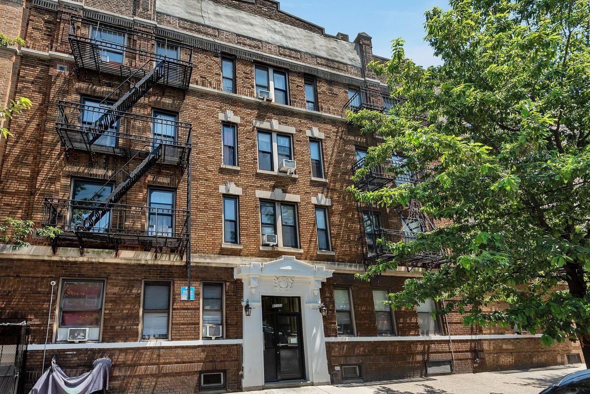 Exterior, Facade, Brick Facade, Rowhouse