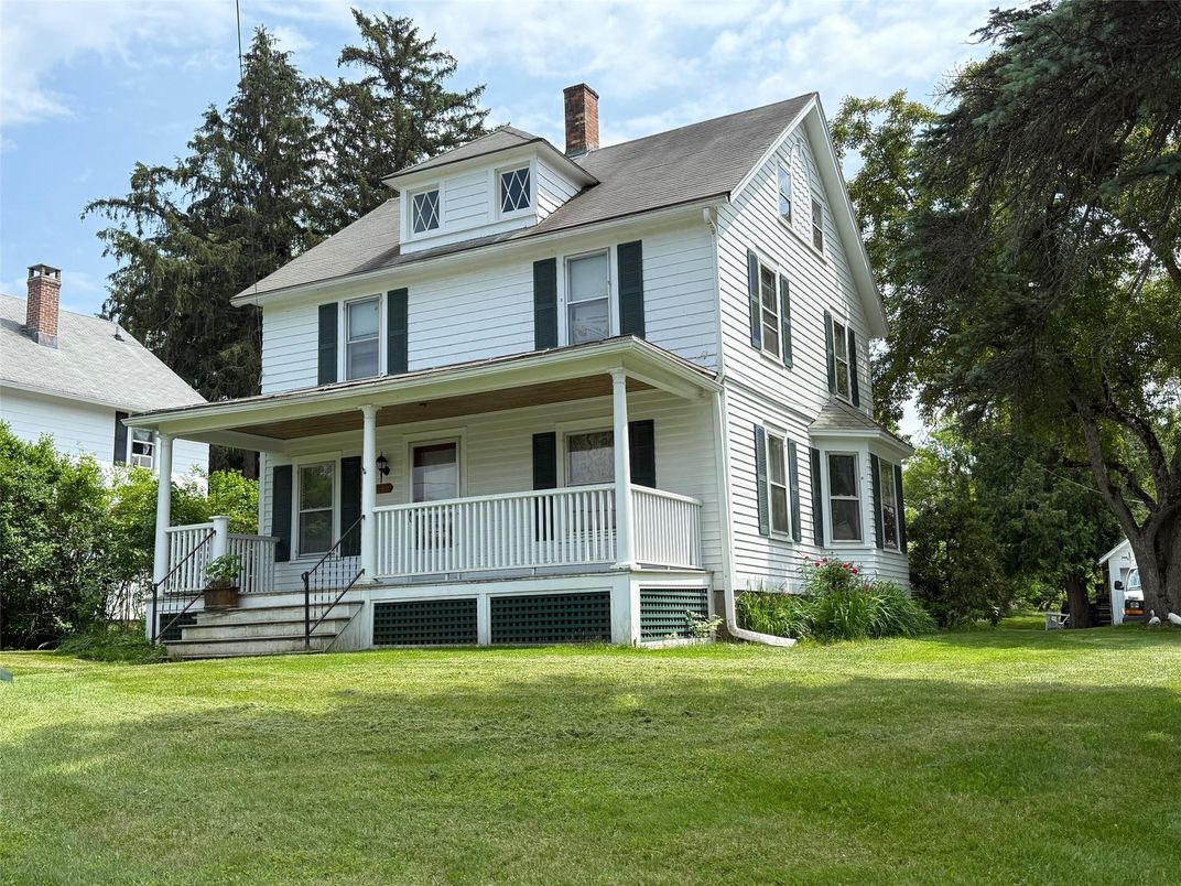 Exterior, Facade, American Foursquare