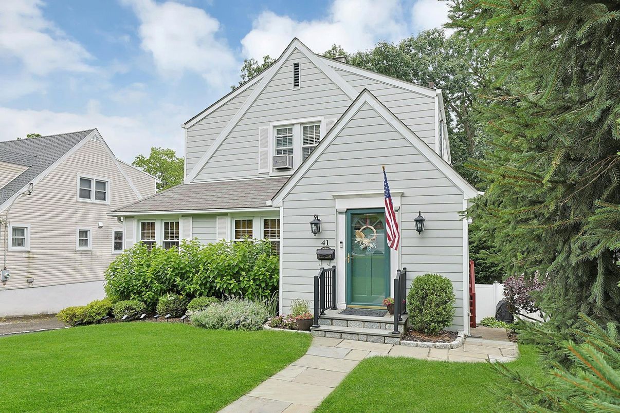 Exterior, Facade, Farmhouse