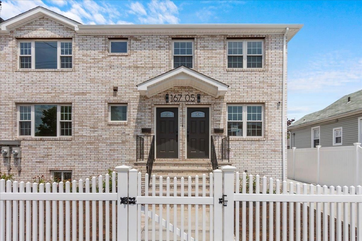 Exterior, Facade, Brick Facade, Rowhouse