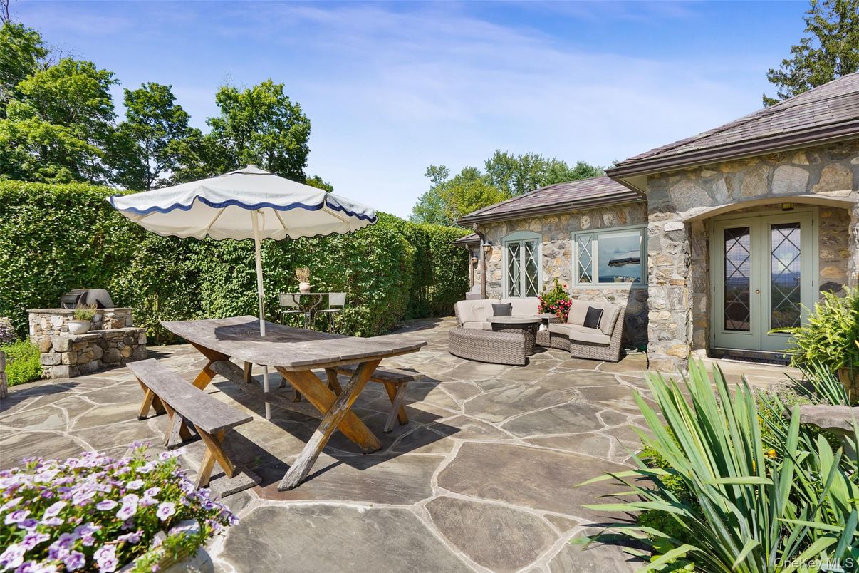 Exterior, Outdoor Kitchen