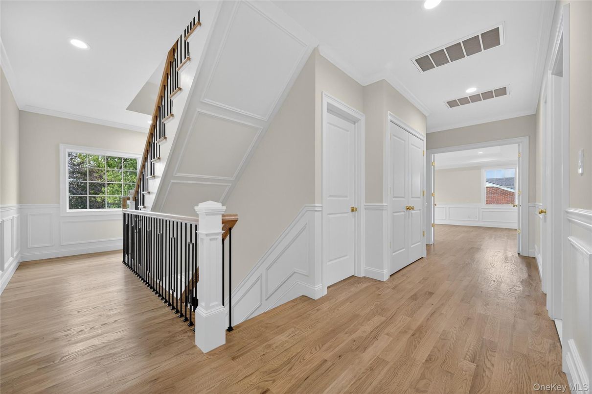 Interior, Recessed Lighting, Wood Texture Flooring
