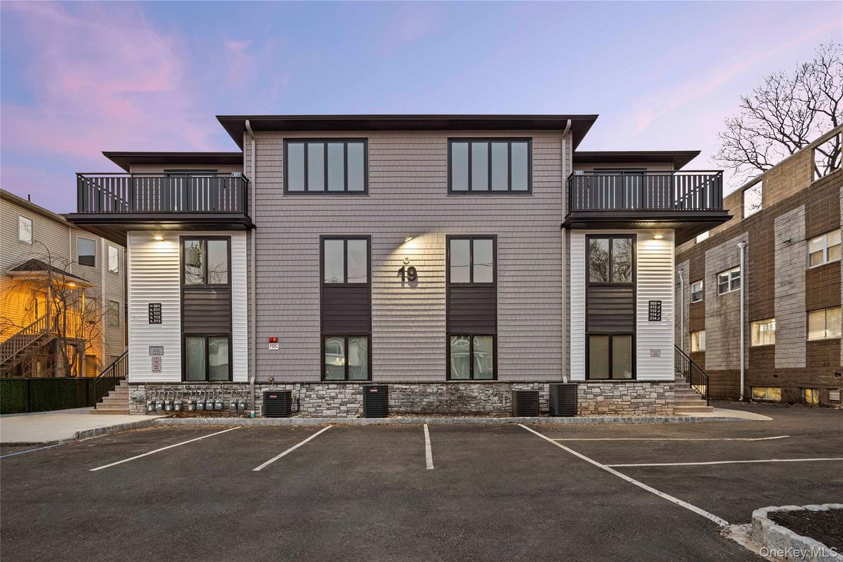 Exterior, Facade, Modern