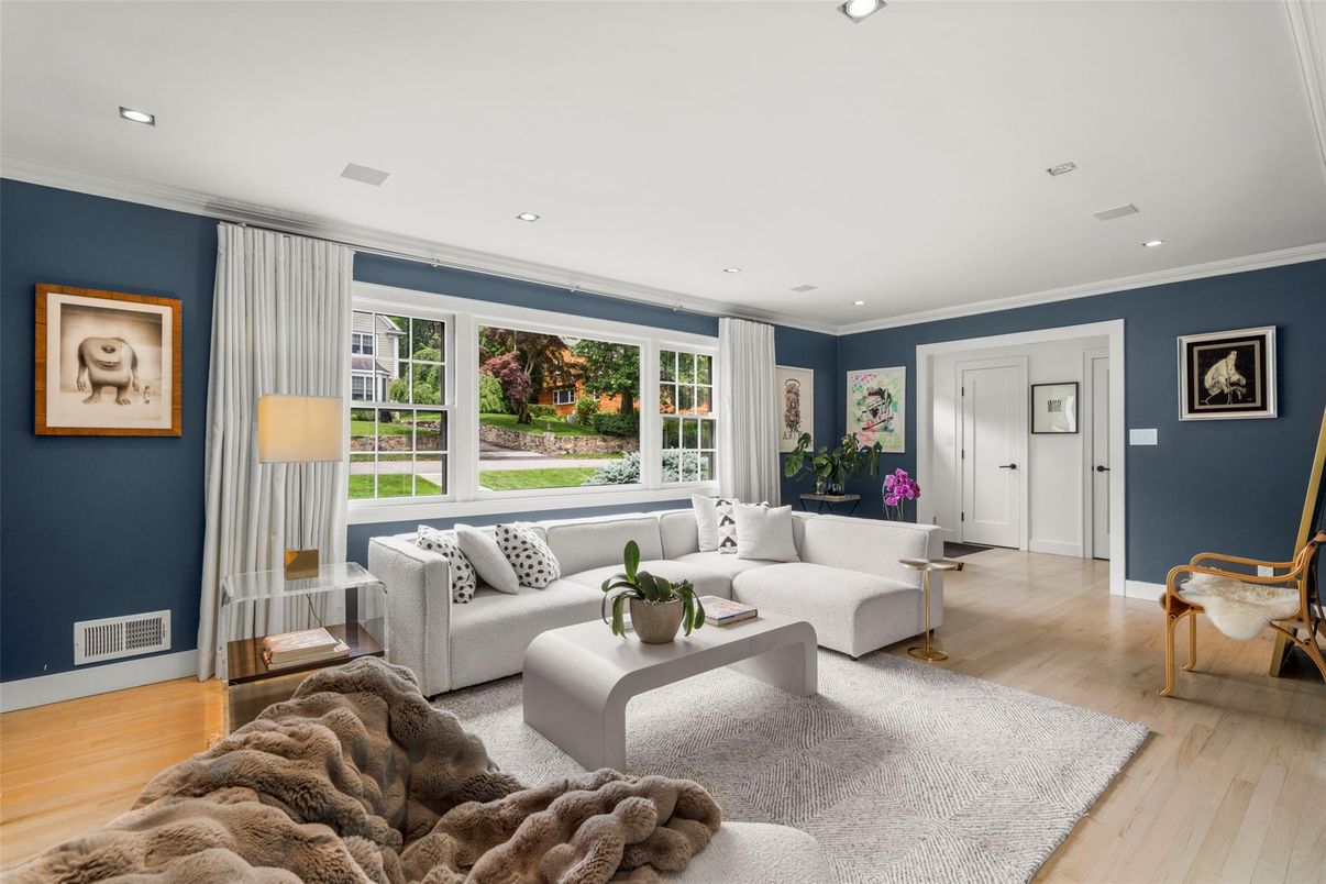 Interior, Living room, Recessed Lighting, Wood Texture Flooring