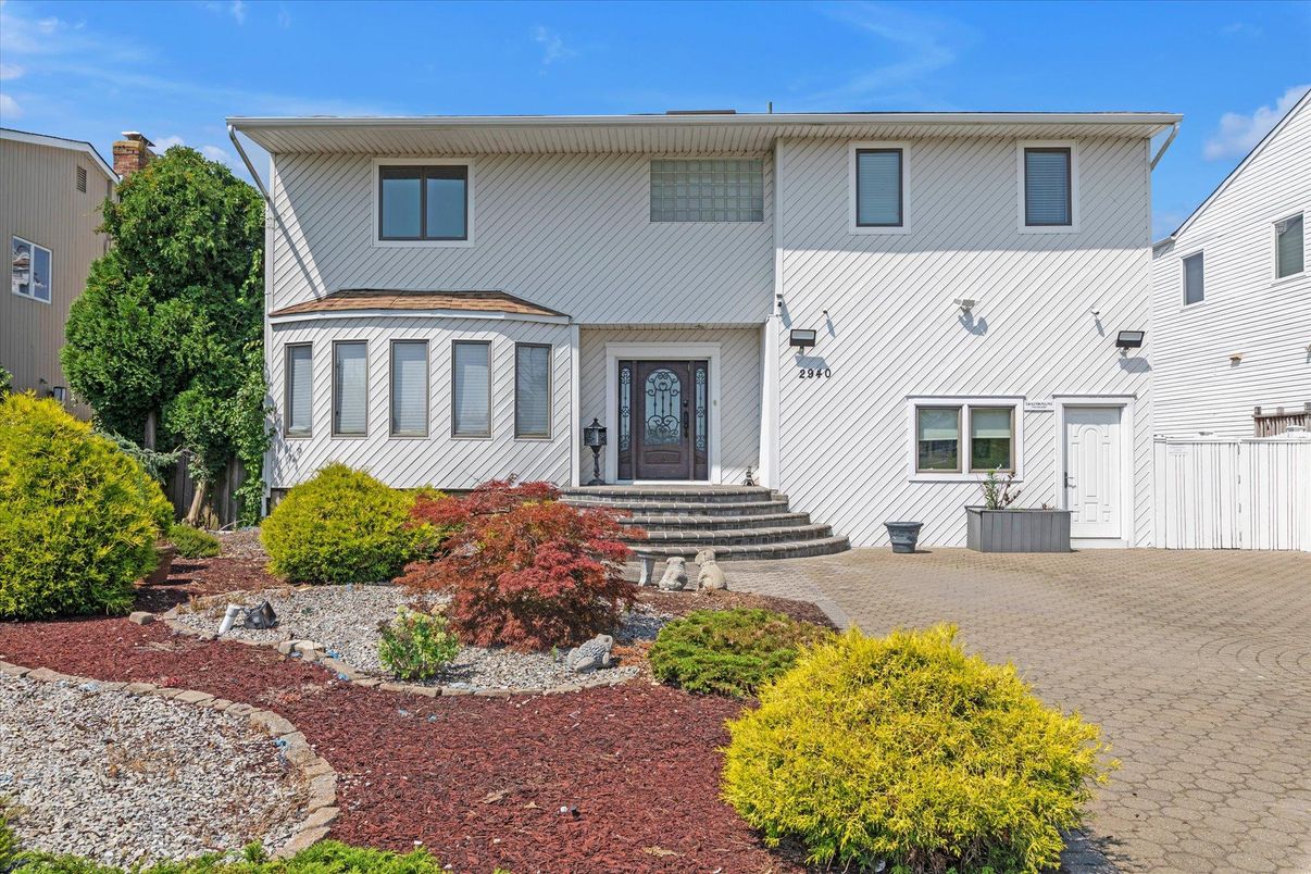 Exterior, Facade, Raised Ranch