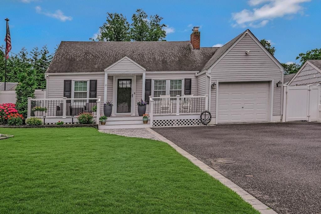 Attached, Exterior, Facade, Cape Cod