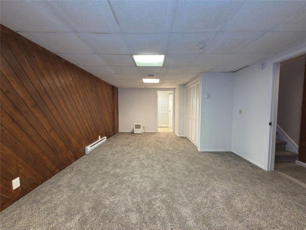 Empty room, Interior, Recessed Lighting, Wooden Walls