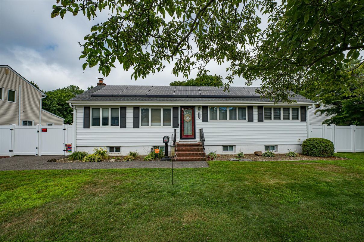 Exterior, Facade, Cape Cod
