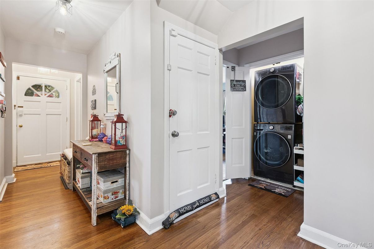 Interior, Utility Closets, Washer, Wood Texture Flooring