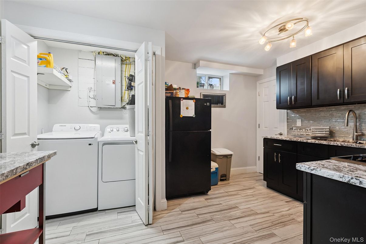 Interior, Kitchen, Utility Closets, Washer, Wood Texture Flooring