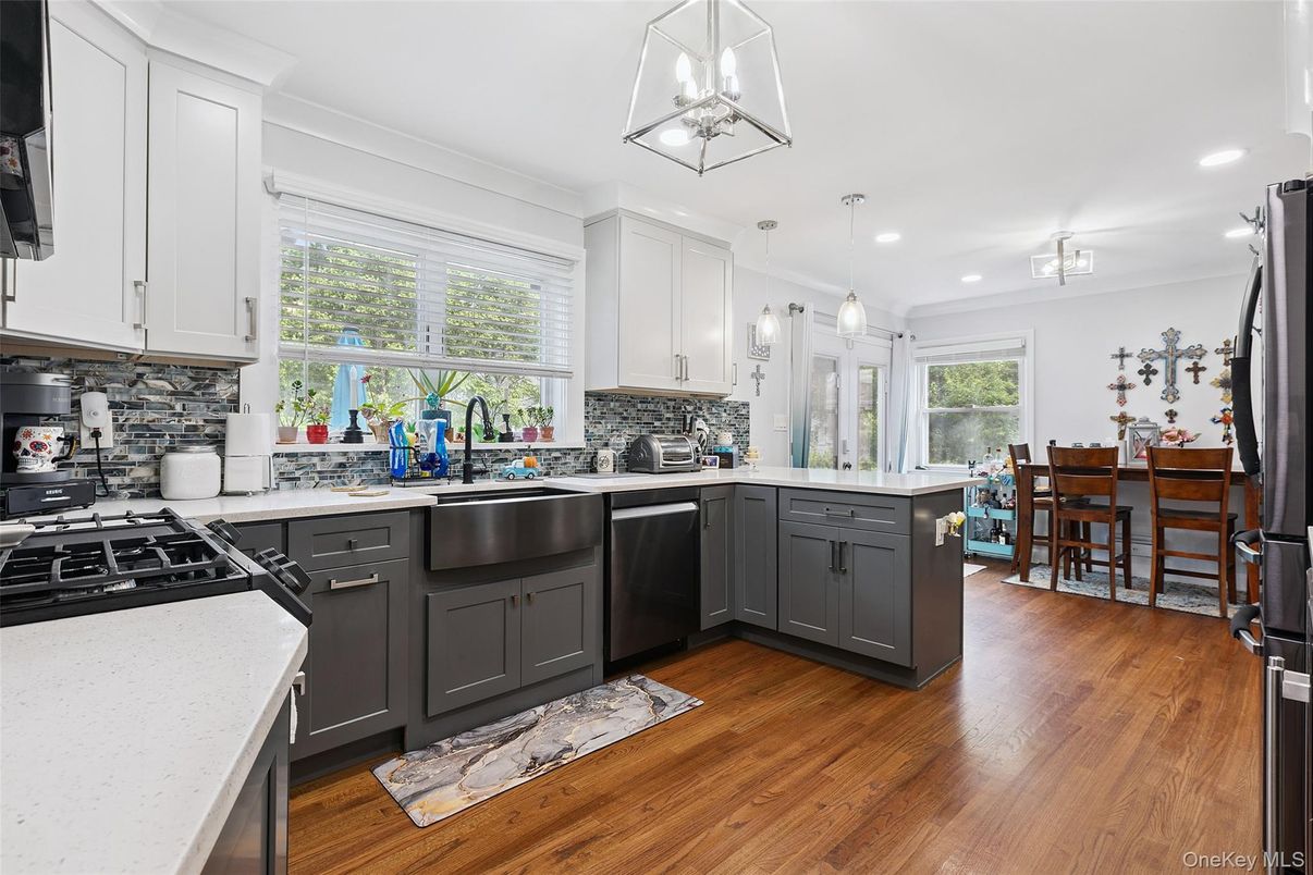 Dining room, Interior, Kitchen, Pendant Lights, Recessed Lighting, Wood Texture Flooring