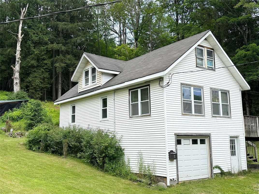 Attached, Exterior, Facade, Farmhouse