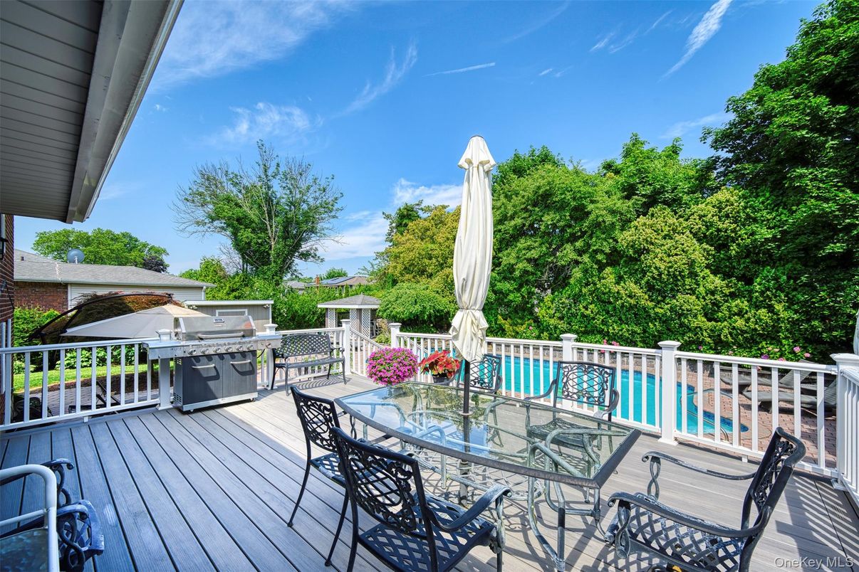 Exterior, Outdoor Kitchen, Pool