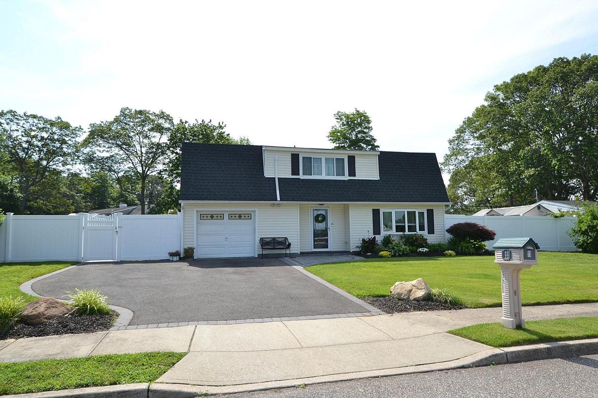 Attached, Exterior, Facade, Cape Cod