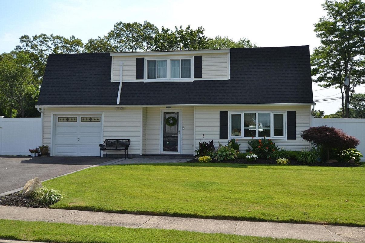 Attached, Exterior, Facade, Cape Cod