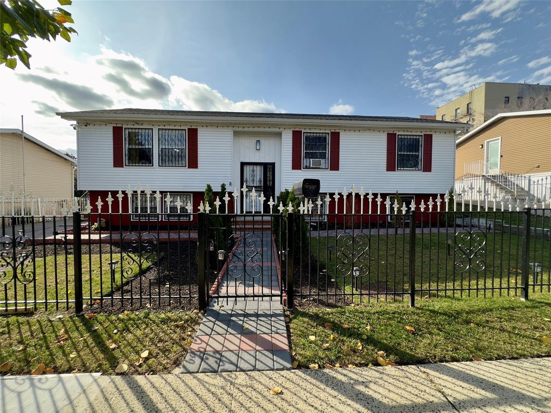 Exterior, Facade, Raised Ranch