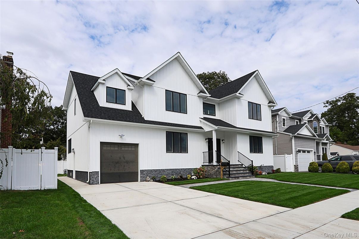 Attached, Exterior, Facade, Farmhouse