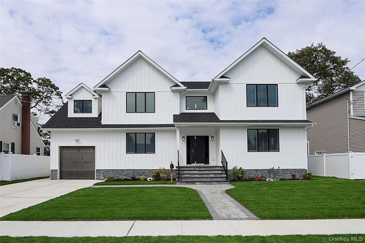 Attached, Exterior, Facade, Farmhouse