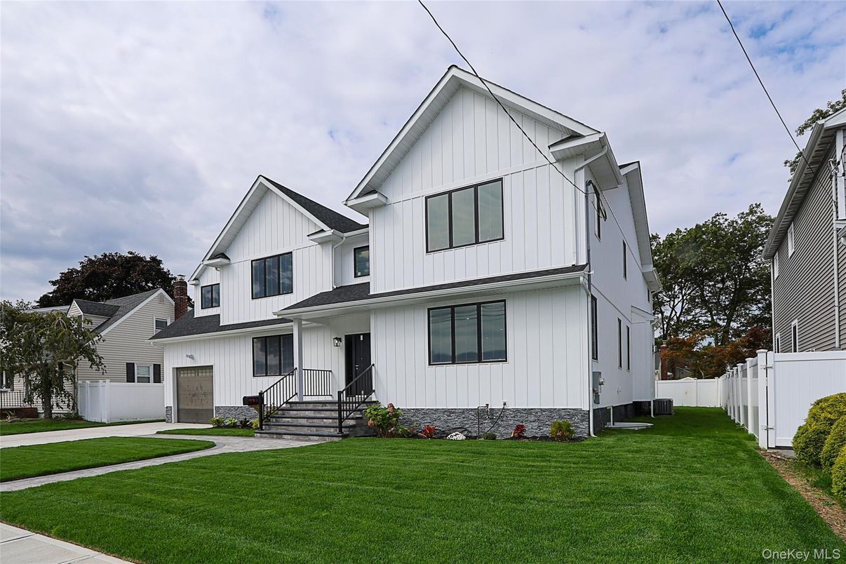 Attached, Exterior, Facade, Farmhouse