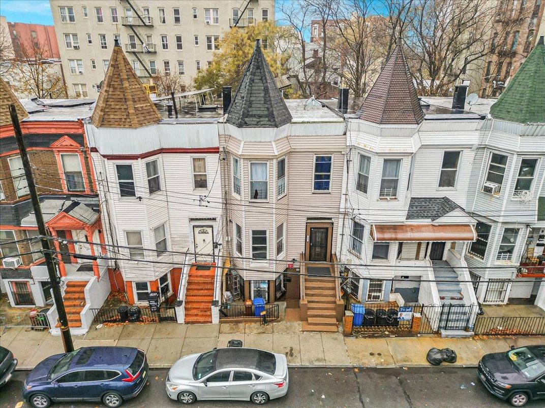 Exterior, Facade, Queen Anne Victorian