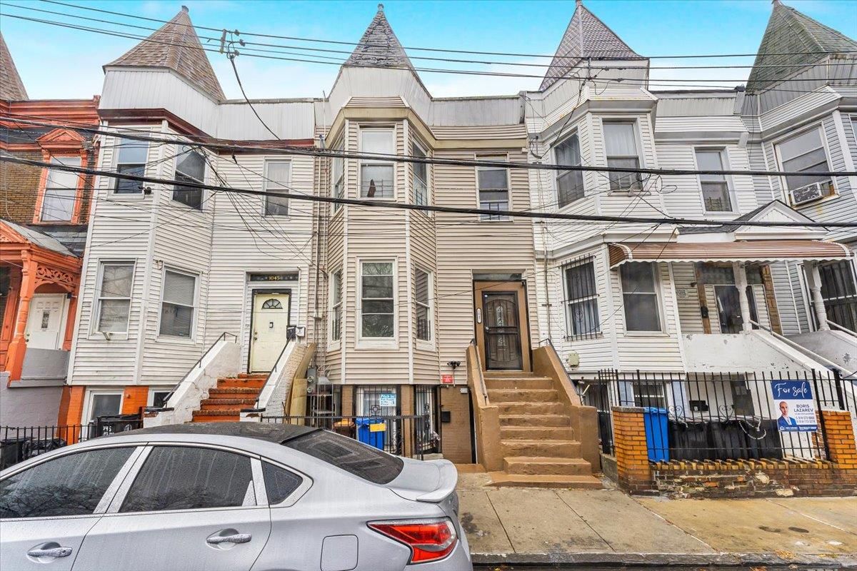 Exterior, Facade, Queen Anne Victorian