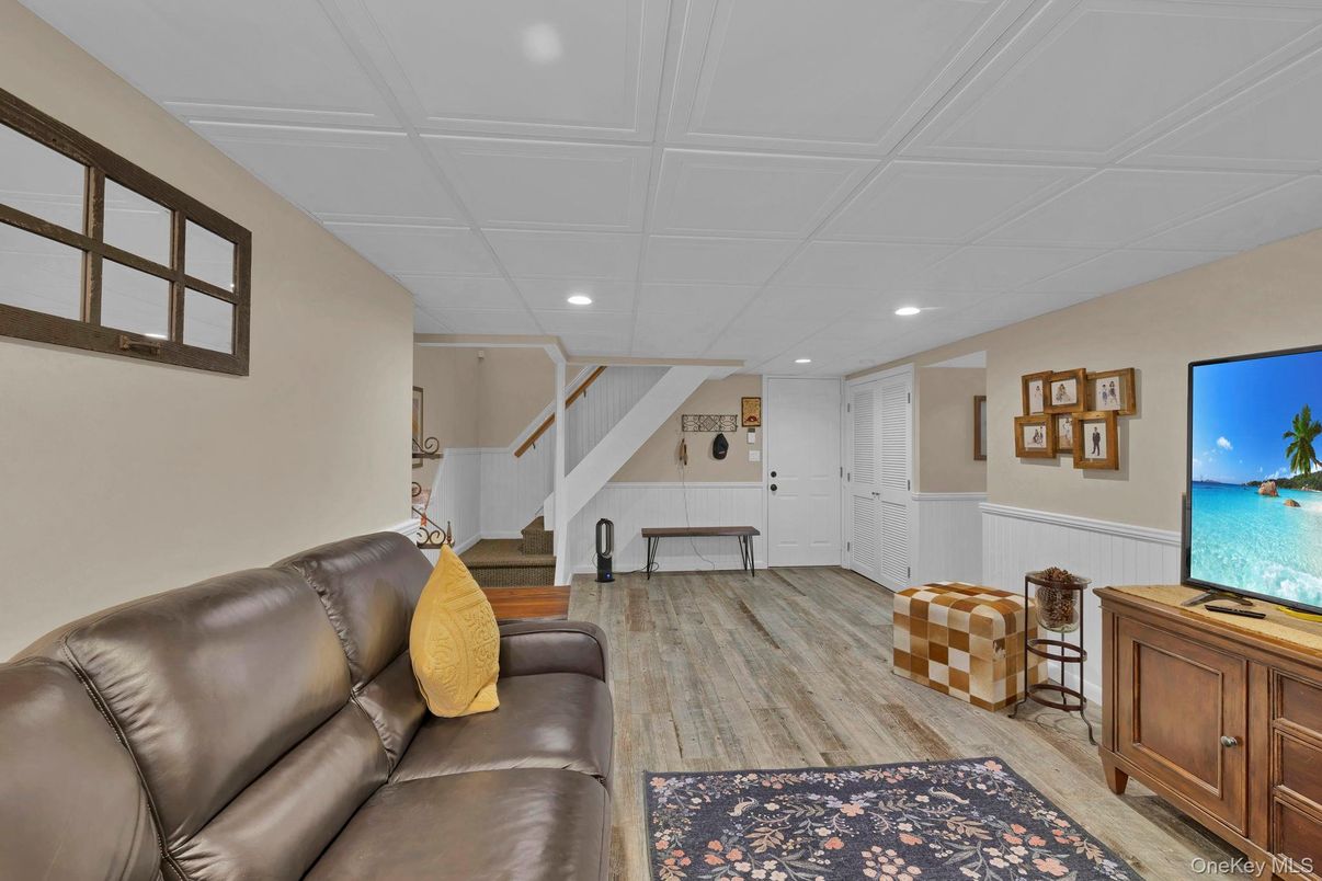 Interior, Recessed Lighting, Wood Texture Flooring