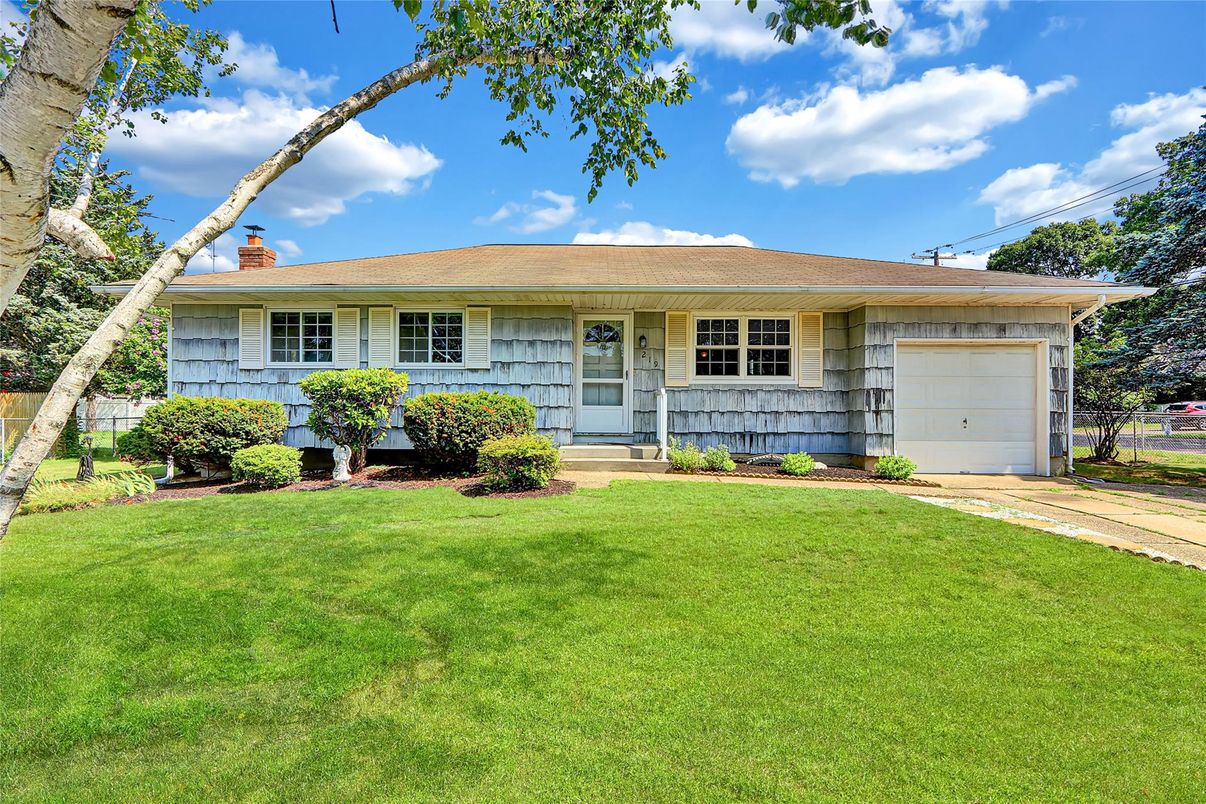 Attached, Exterior, Facade, Ranch