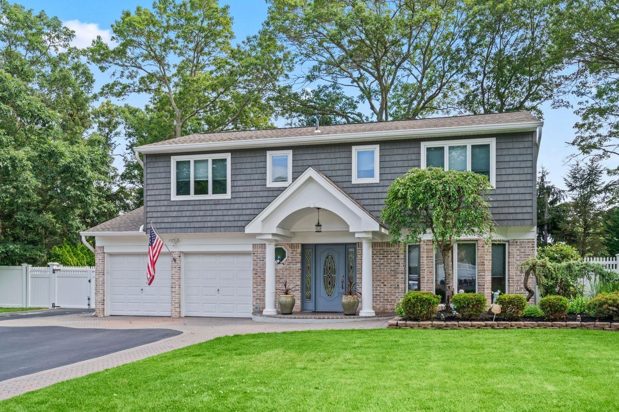 Attached, Exterior, Facade, Brick Facade, Raised Ranch