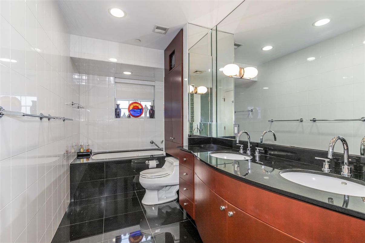 Bathroom, Dual Sink Vanities, Interior, Recessed Lighting